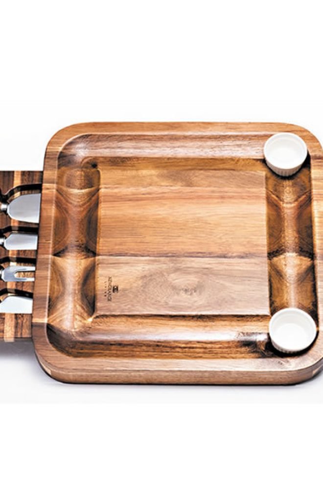 Cheese board with 2 dishes & 4 knives 500006