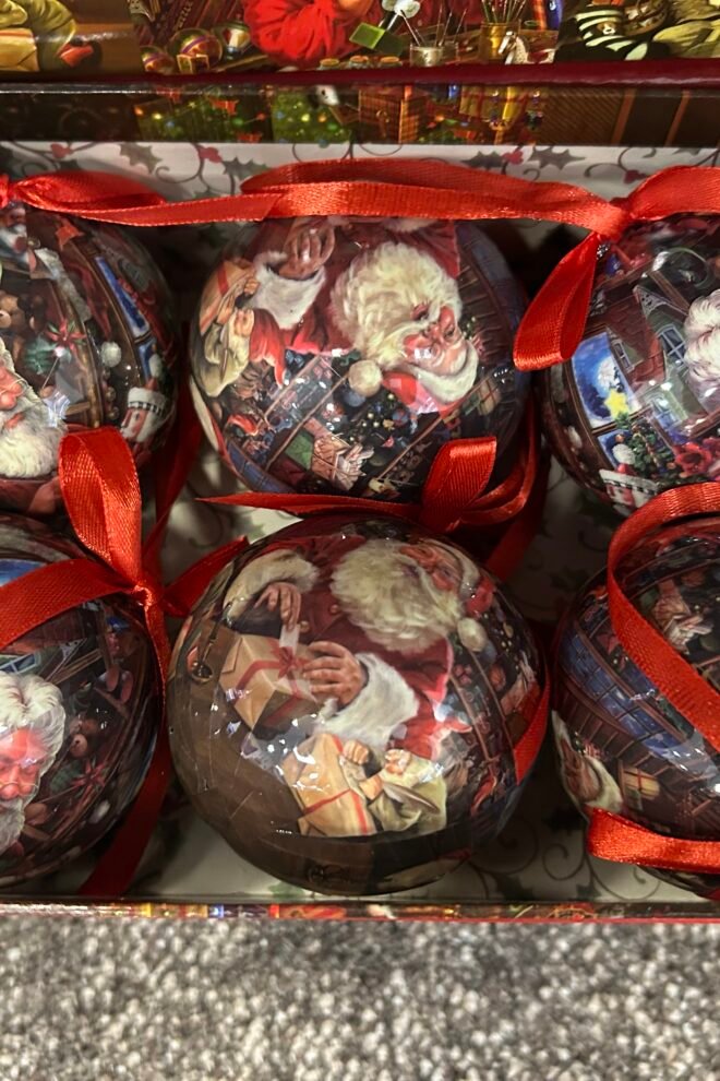 Set of 6 Santa Baubles 1